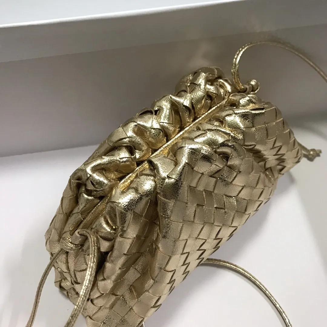Batch 1260 Real shot 👇The pouch cloud bag is the first series designed by former Celine designer Daniel Lee after joining BV. The upper body is extremely ecstatic ~ fashionable and classy ~ elegant and concise, lazy and intellectual size: 23*13*8 [Little cloud woven small grid#]